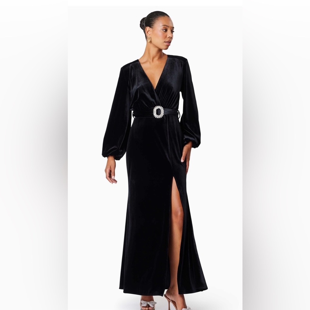 NWT Elliatt Solene Velvet Maxi
Dress size small (belt has small call out)